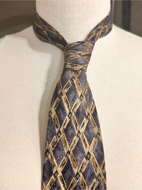 Classic Diamond Pattern Men's Tie in Gray and Gold